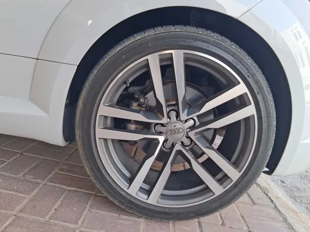 Car image 9