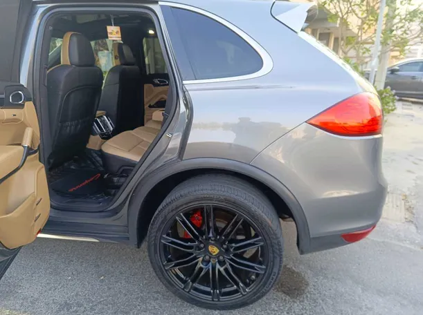 Car image 18