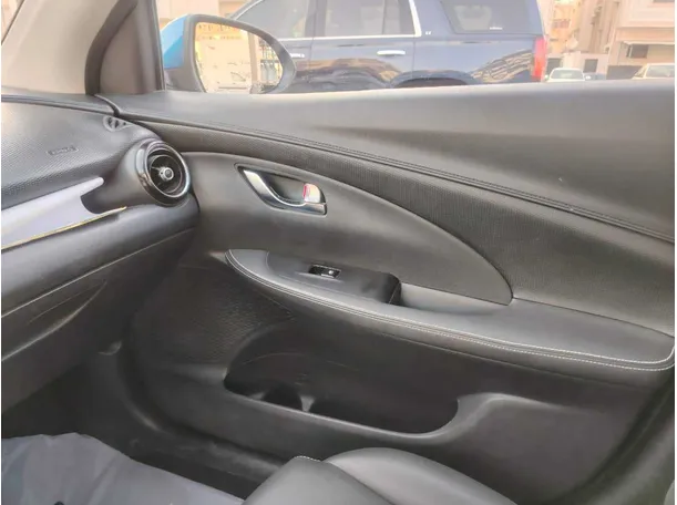 Car image 35