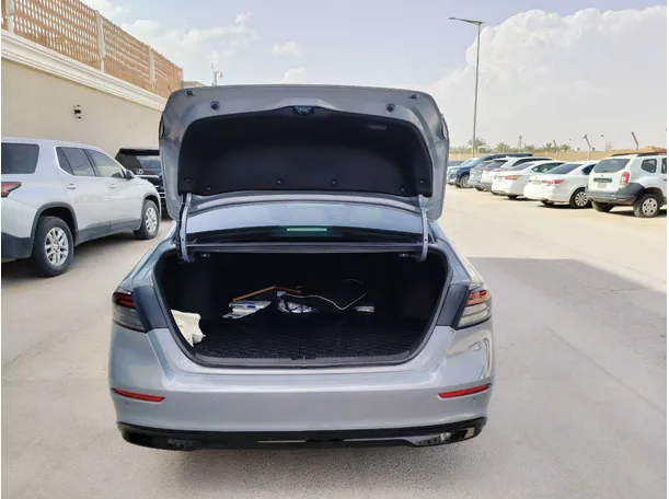 Car image 24