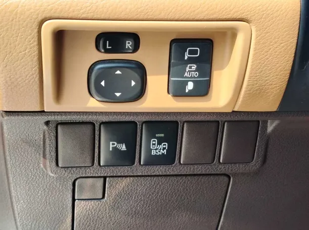 Car image 32