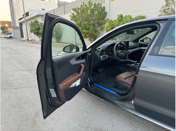 Car image 11