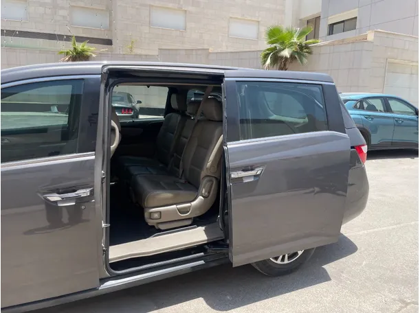 Car image 14