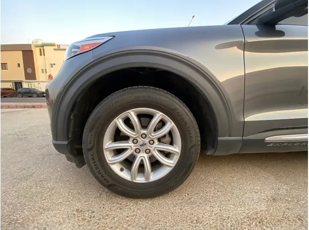 Car image 9