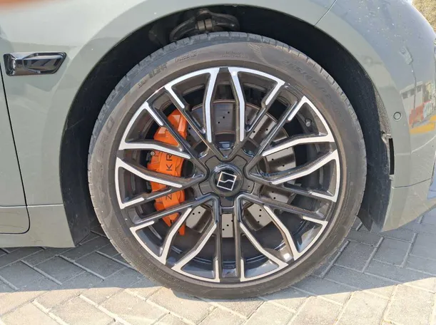 Car image 9