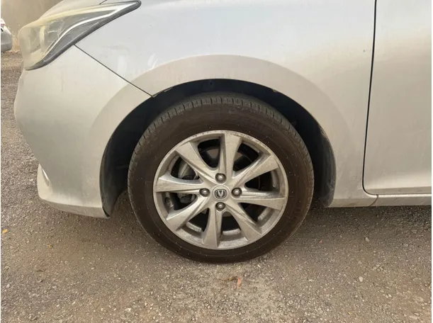 Car image 9