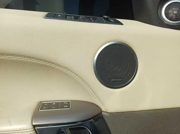 Car image 24