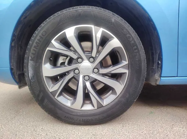 Car image 10