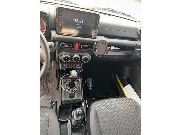 Car image 12