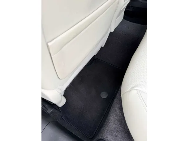 Car image 26