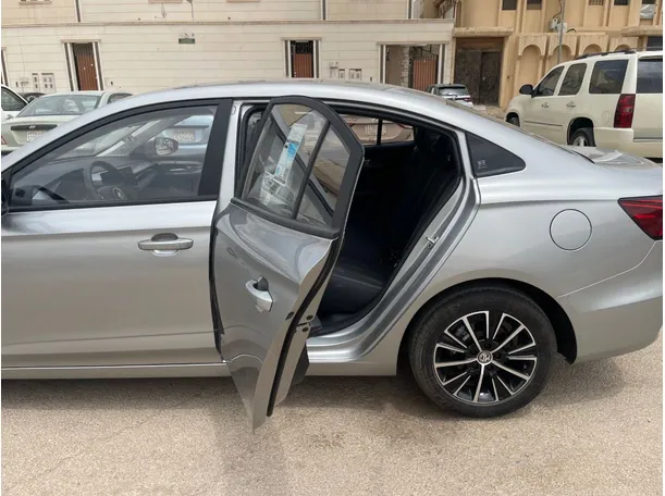 Car image 15