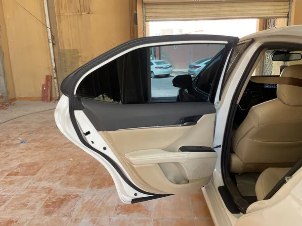 Car image 14