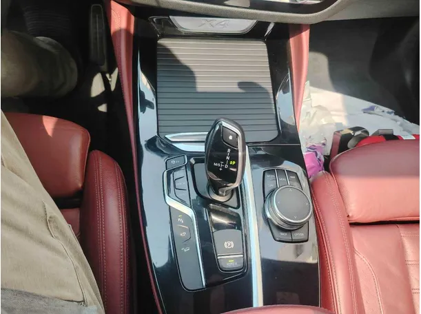 Car image 25