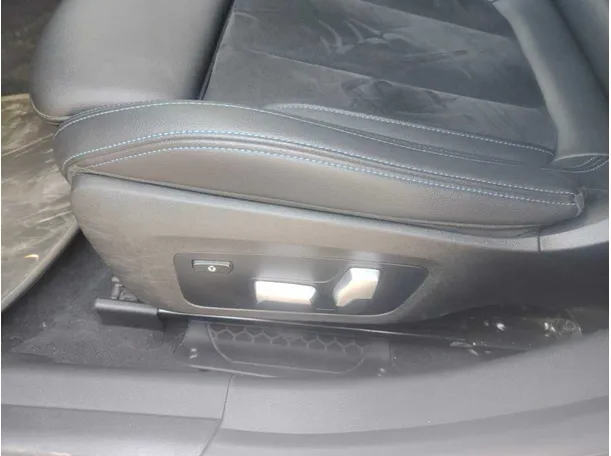 Car image 36