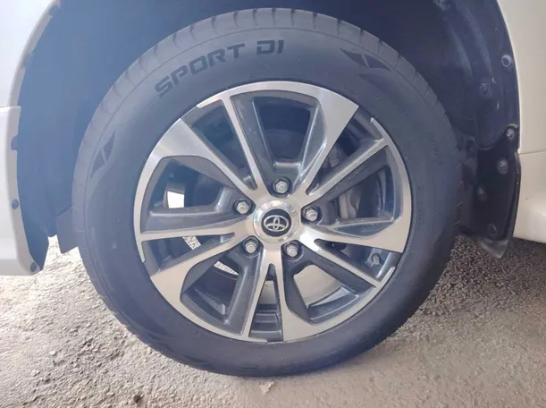 Car image 9
