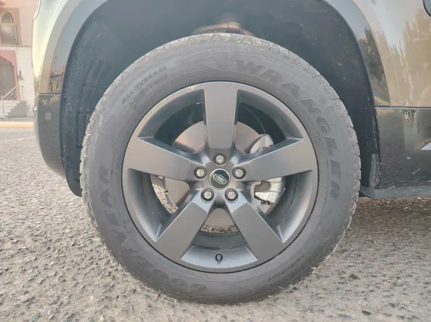Car image 9