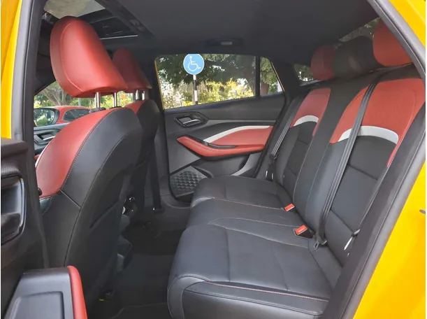 Car image 14
