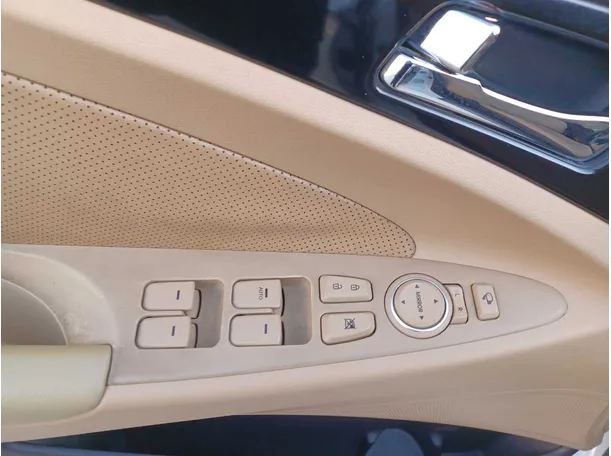 Car image 23
