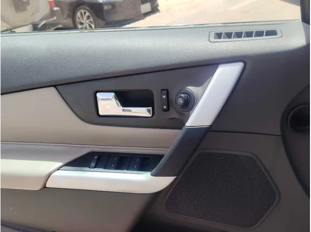Car image 25