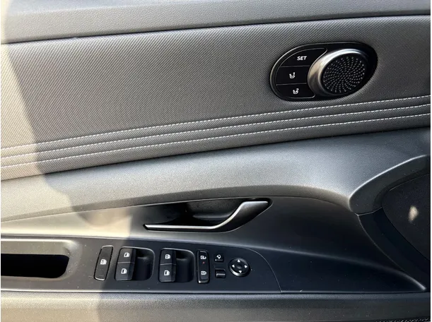 Car image 29