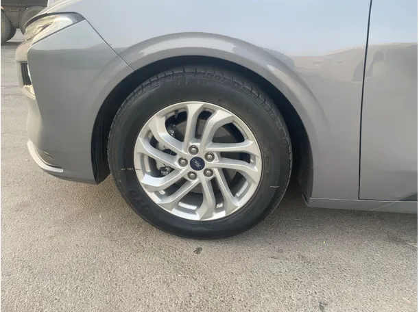 Car image 9