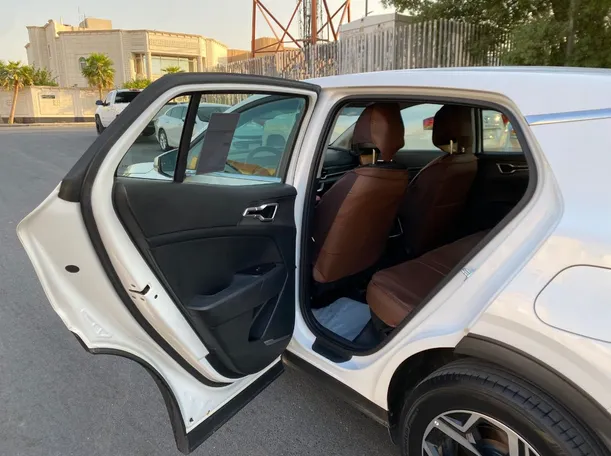 Car image 12