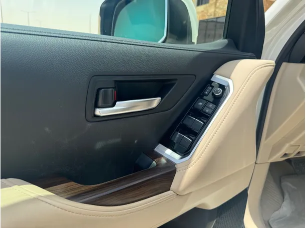Car image 24