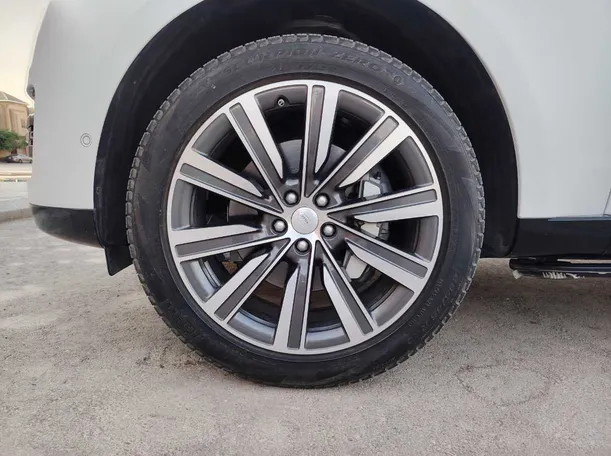 Car image 10