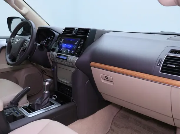 Car image 10
