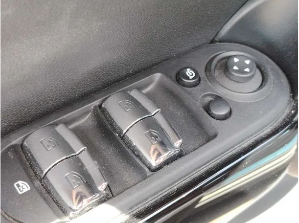 Car image 30