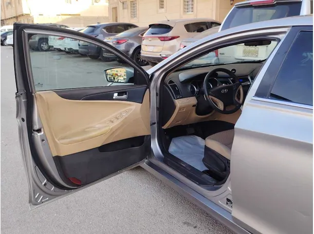 Car image 12