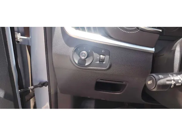 Car image 27