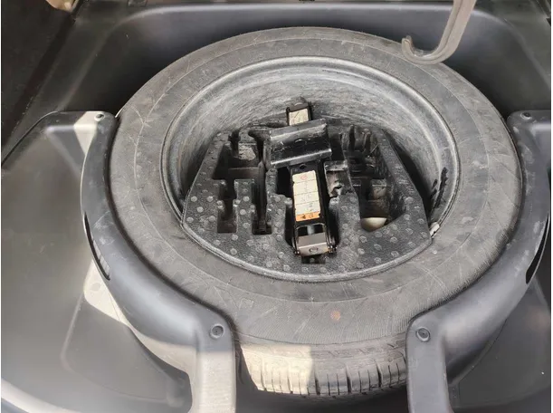 Car image 29