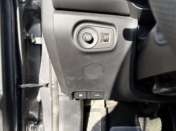 Car image 23