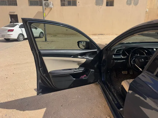 Car image 10