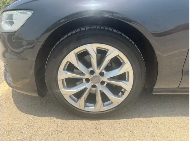 Car image 9