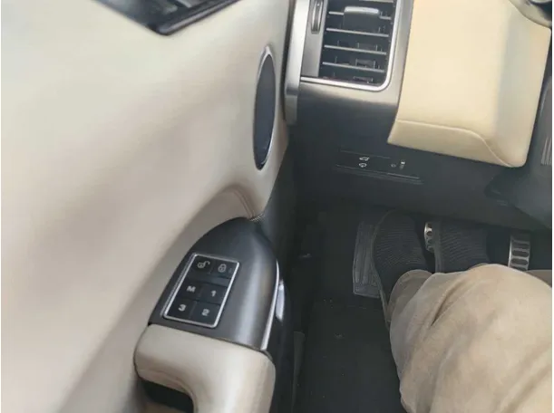 Car image 30