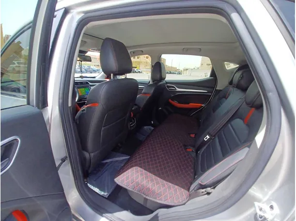 Car image 12