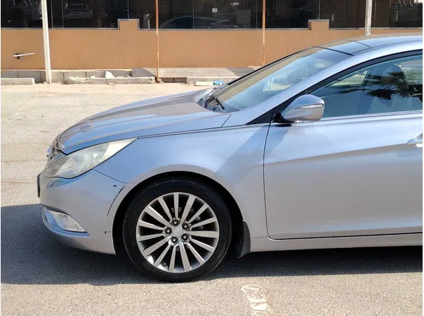 Car image 9