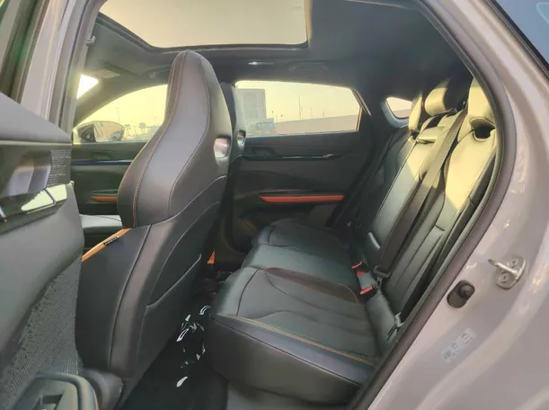 Car image 19