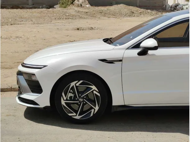 Car image 9