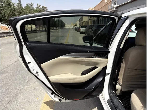 Car image 14