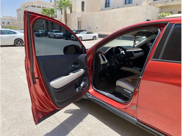 Car image 10