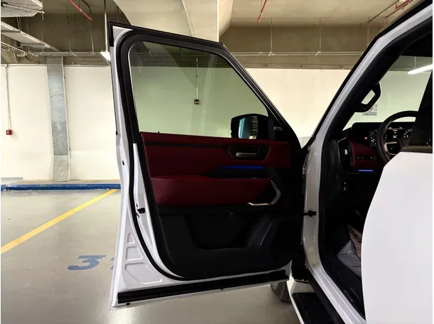 Car image 10