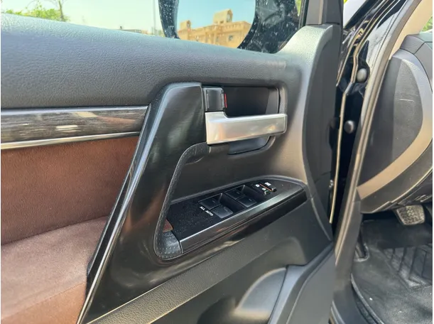 Car image 26