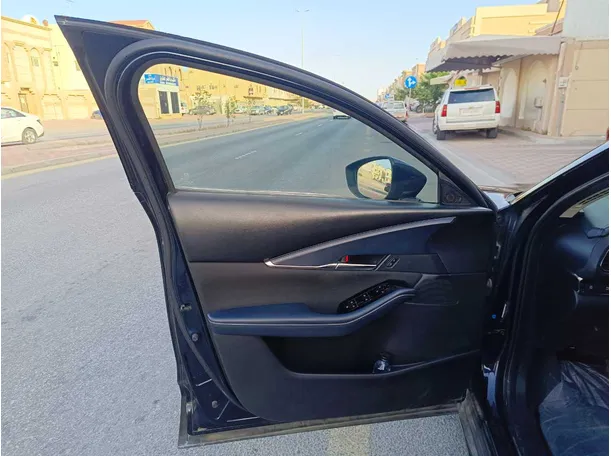Car image 12