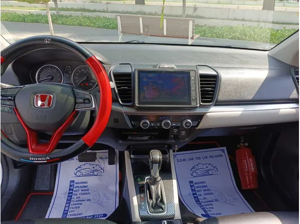 Car image 14