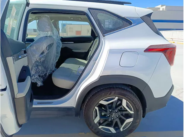 Car image 17
