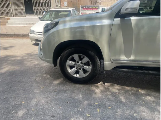 Car image 9