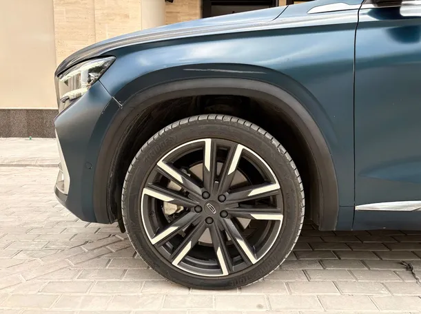 Car image 9